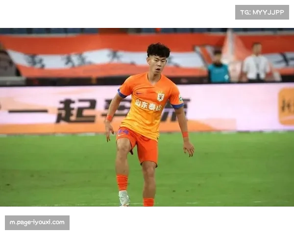 青岛西海岸防守球员未出现拉拽 主裁结合画面细节定案 青岛西海岸防守球员未出现拉拽 主裁结合画面细节定案